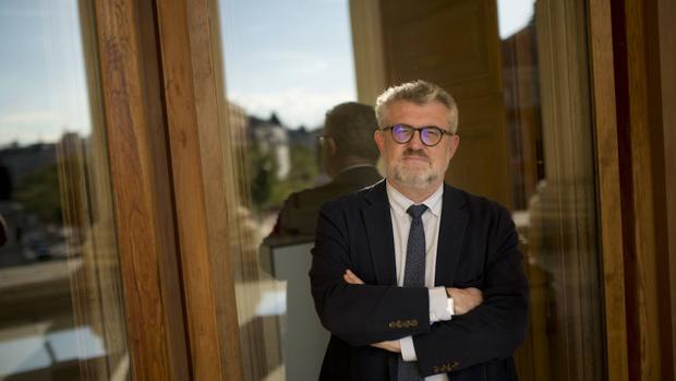 Miguel Falomir fotografiado a las puertas del Casón del Buen Retiro