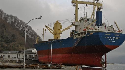 A pesar de sus 175.000 toneladas, el tsunami sacó al carguero Asia Symphony del mar y lo dejó sobre el muelle del puerto de Kamaishi, en Iwate