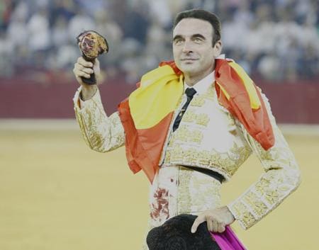 IEnrique Ponce pasea la oreja con la bandera de España