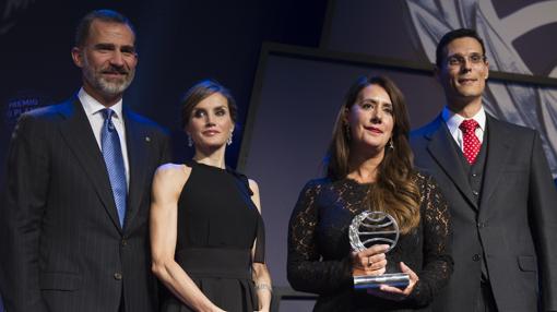 Los Reyes, junto con Dolores Redondo y Marcos Chicot, ganadora y finalista del premio Planeta en 2016, durante la entrega del galardón en Barcelona
