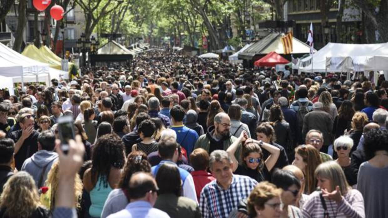 La Rambla de Barcelona, abarrotada durante el pasado Sant Jordi