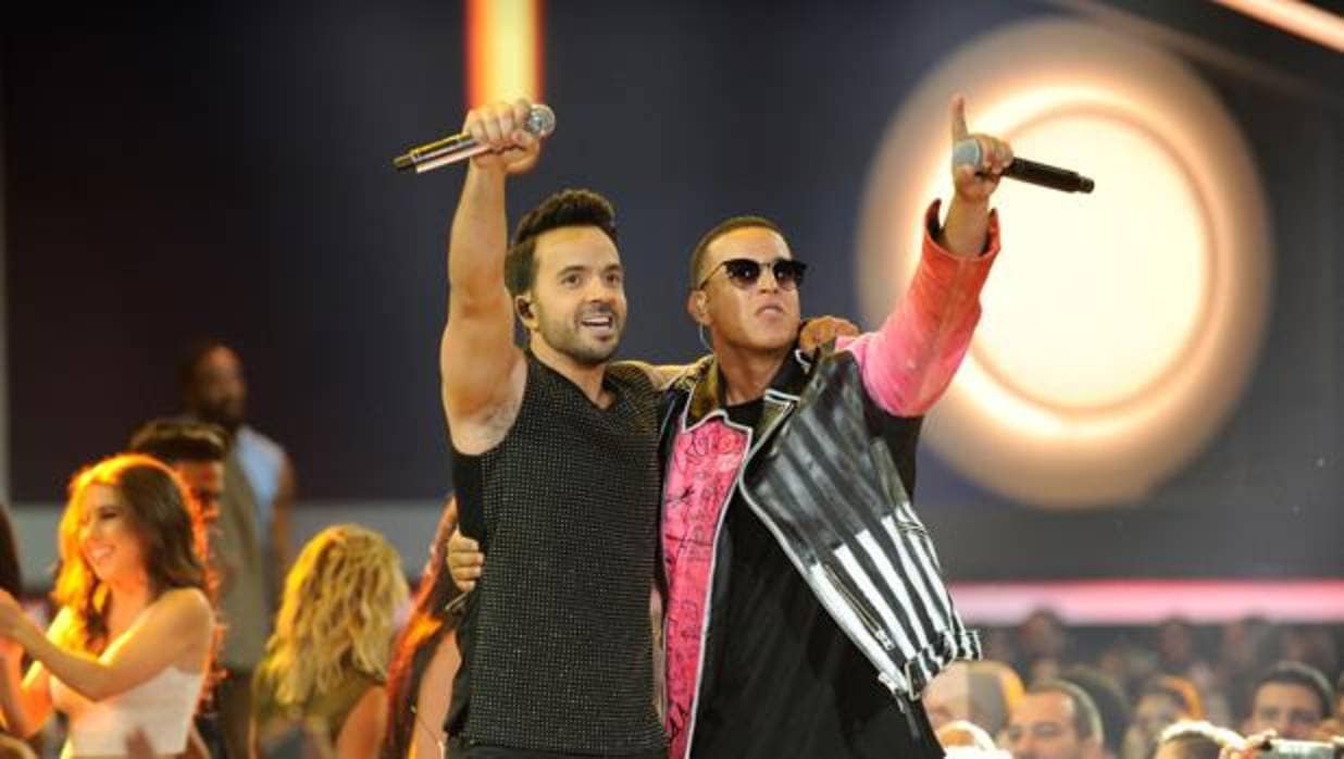 Luis Fonsi y Daddy Yankee, durante una entrega de premios en Florida (Estados Unidos)