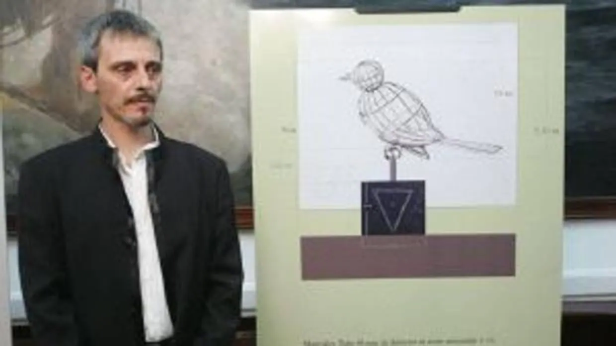 El escultor Luis Quintero con el diseño del 'Pájaro jaula'.