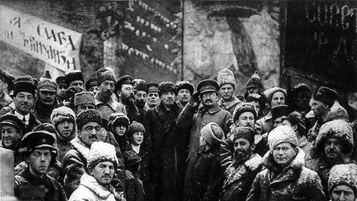 Vladímir Lenin y León Trotski (con gafas), en el centro de la imagen, rodeados de camaradas a los que prometieron el «paraíso» en la tierra