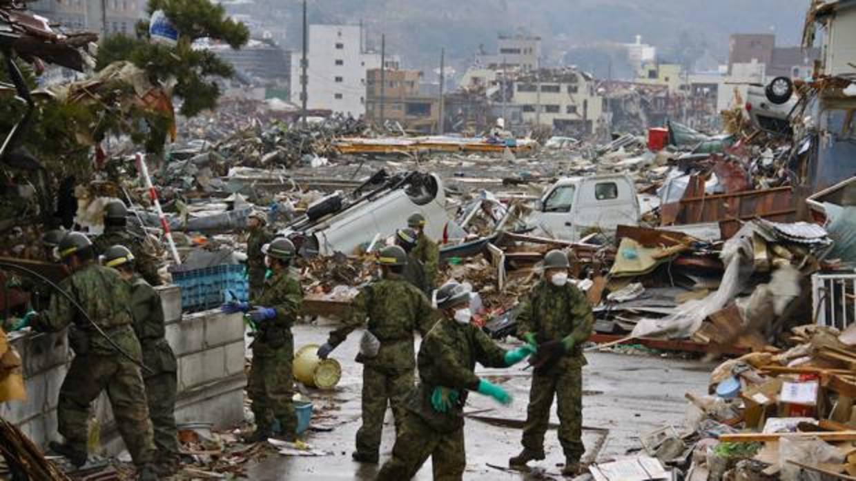 Soldados japoneses retiran escombros en Onagawa tras el tsumani de 2011