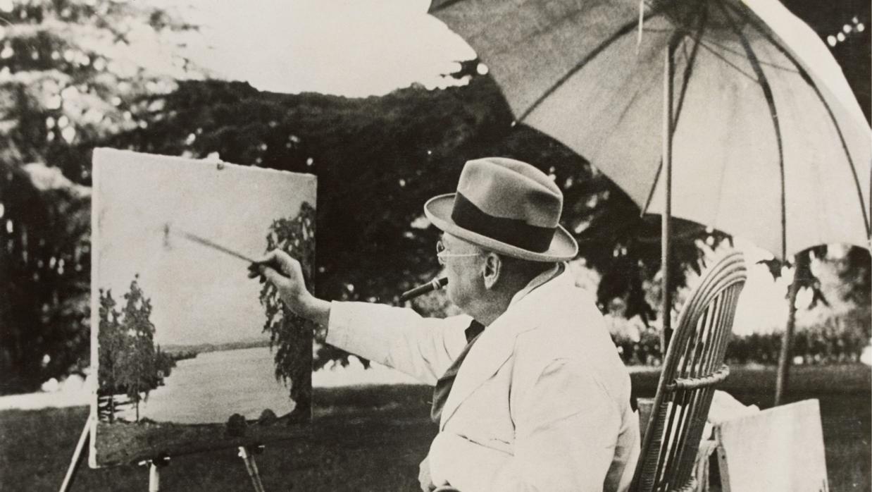 Winston Churchill pintando una de sus obras