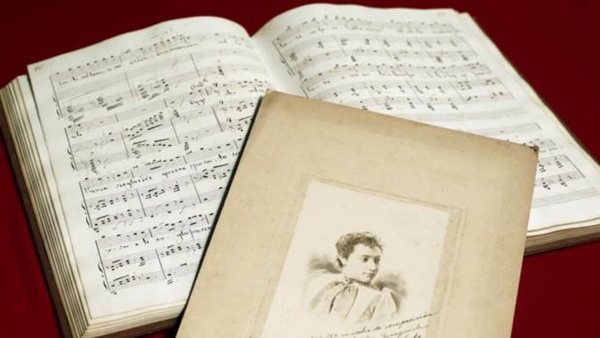 Detalle de la partitura junto a un retrato de Maria Lluïsa Casagemas