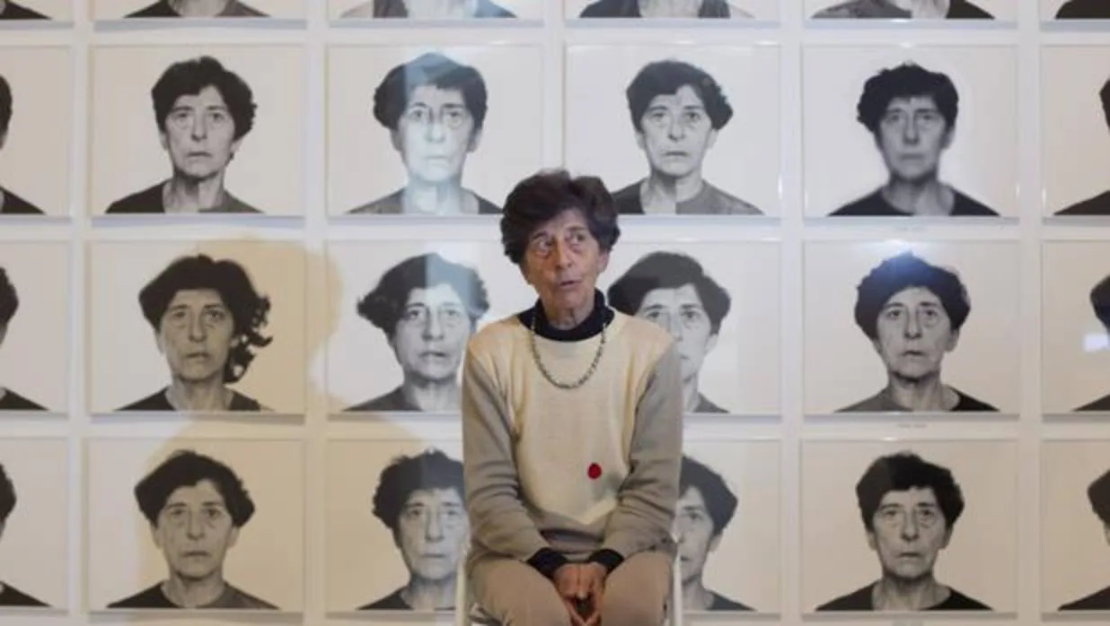 Esther Ferrer, junto a retratos de distintas épocas expuestos en el Palacio de Velázquez