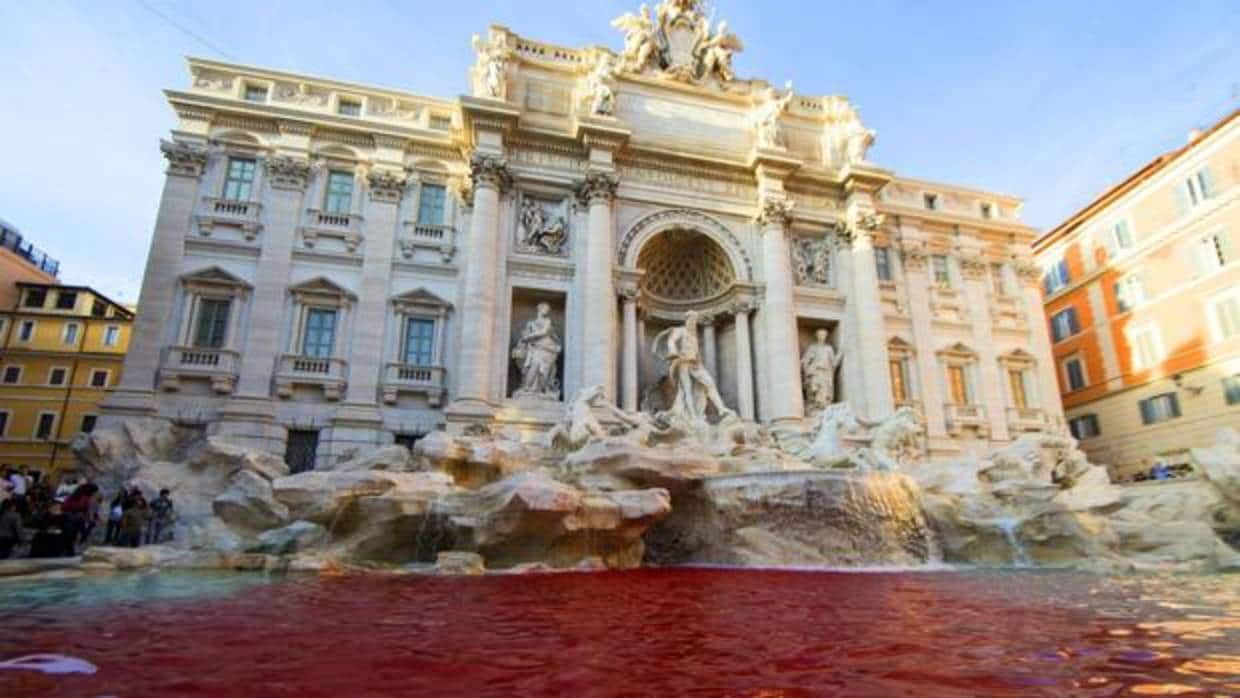 Vista de la Fontana di Trevi después de que Graziano Cecchini vertiera pintura roja en la fuente