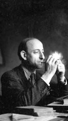 Raymando Aron, fumando en pipa, en 1947