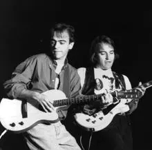 Enrique (izquierda) y Álvaro Urquijo en un concierto de Los Secretos en 1994