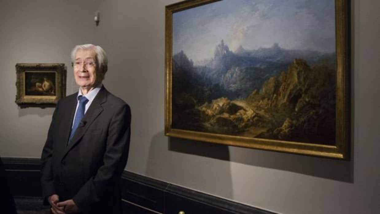 Óscar Alzaga, ayer en el Prado junto a dos de las obras donadas