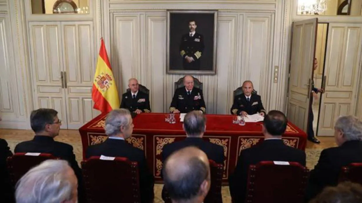El Rey Juan Carlos presidió hoy en el Cuartel General de la Armada una reunión del Patronato del Museo Naval