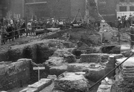Un grupo de gente hace cola para ver el Templo de Mitra en 1954 en Londres
