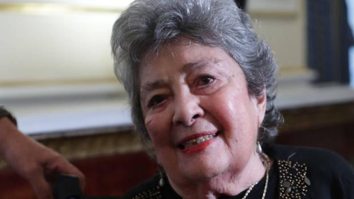 La poeta nicaragüense Claribel Alegría, de 93 años, posa esta mañana en el Palacio Real de Madrid