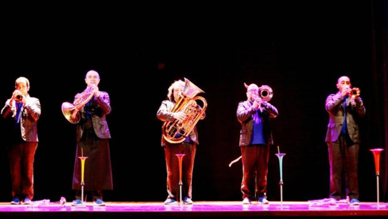 El quinteto Spanish Brass actúa hoy en este concierto infantil en el Falla. :: l. v.