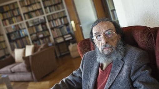 El escritor Juan Eduardo Zúñiga, fotografiado en su domicilio