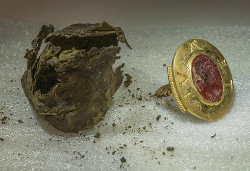 El anillo encontrado en la bolsa enterrada