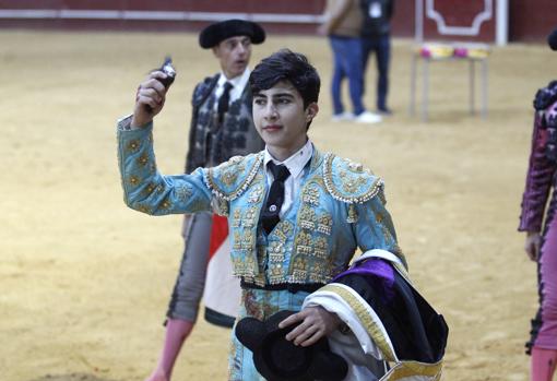 Perera pasea la oreja del sexto