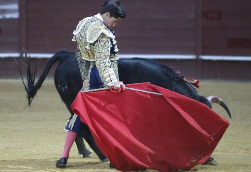 Villita se abandona en un derechazo