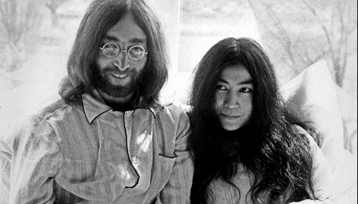 John Lennon junto a su mujer, Yoko Ono, en el Hotel Hilton de Ámsterdam (Holanda) en marzo de 1969