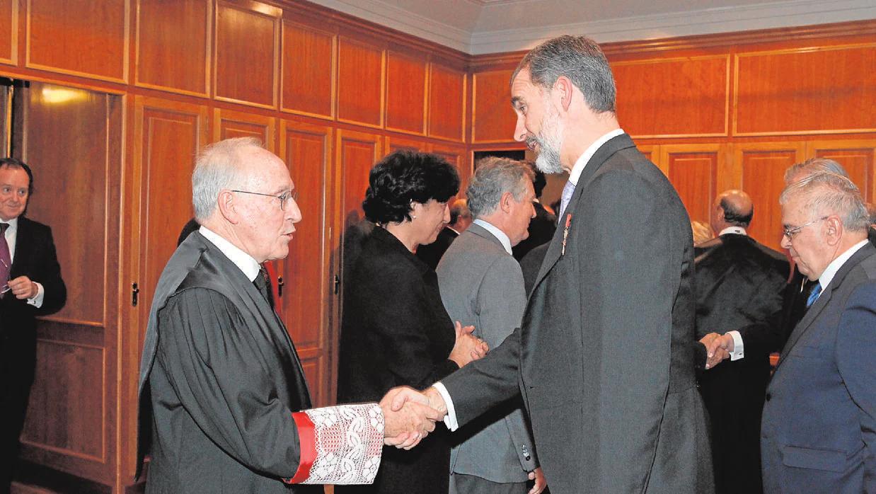 Don Felipe recibe el saludo de Manuel Pizarro, en la Real Academia de Jurisprudencia