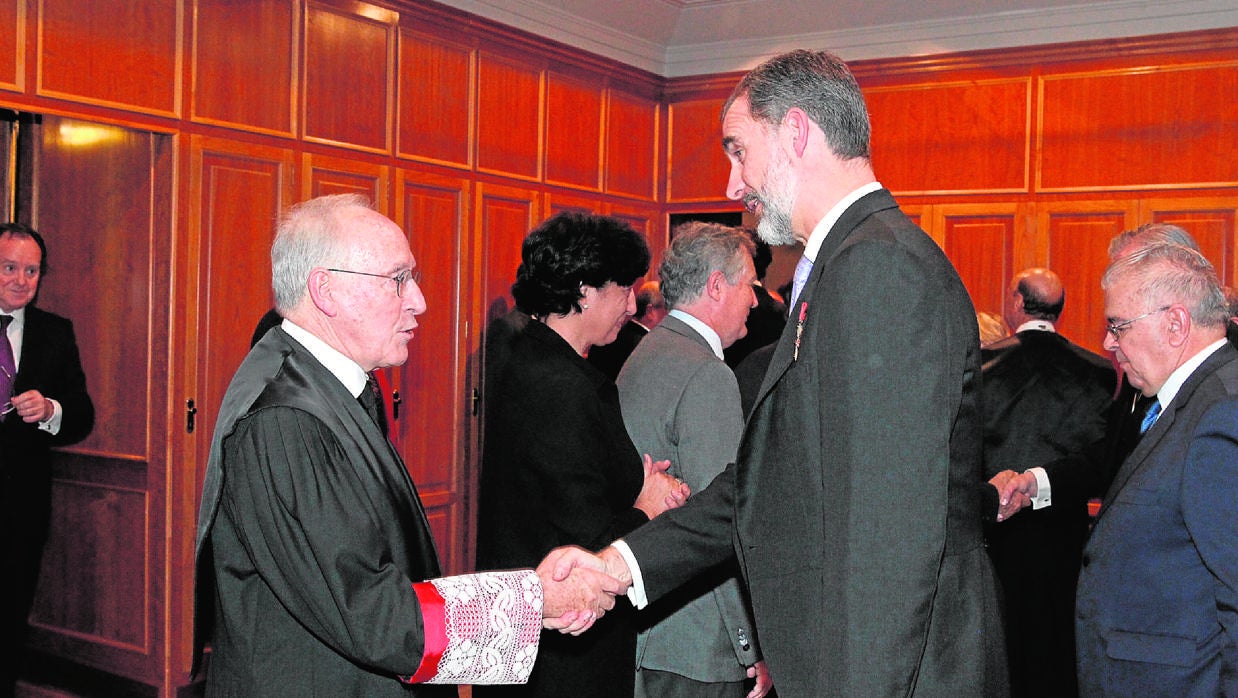 Don Felipe recibe el saludo de Manuel Pizarro, en la Real Academia de Jurisprudencia