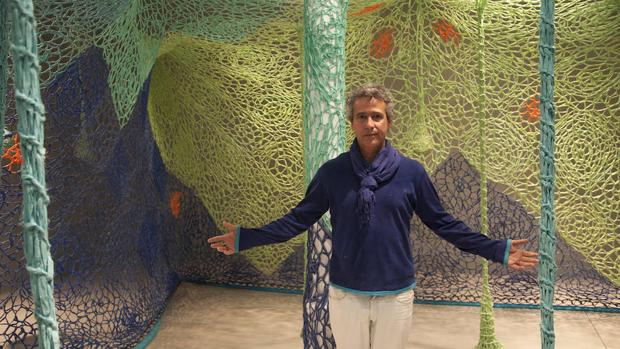 Ernesto Neto, en el interior de su propuesta para la BlueProject Foundation