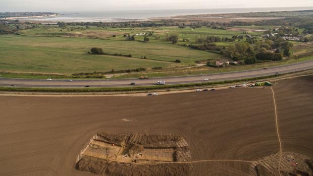 Excavación arqueológica en Ebbsfleet, con vistas a la bahía de Pegwell