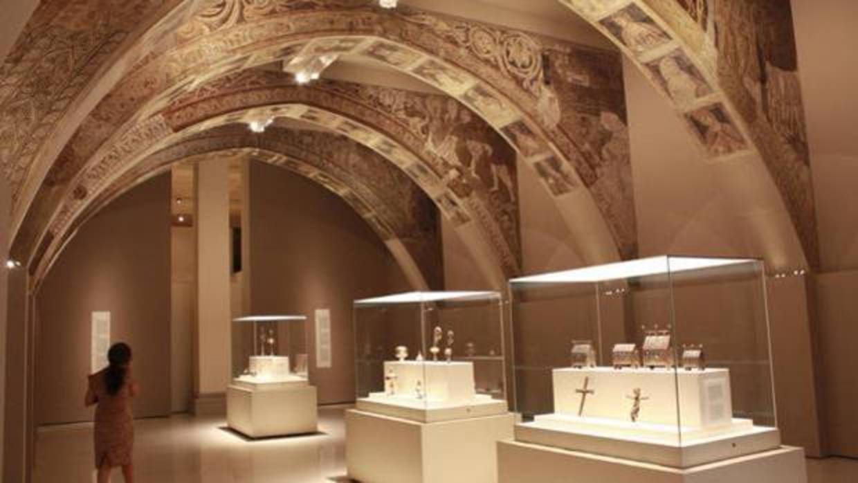 Sala del MNAC en la que se exponen los frescos de Sijena