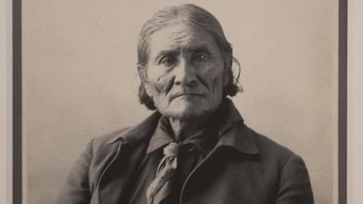 Gerónimo, el jefe guerrero de los apaches bendohoke, en la imagen cedida por el Museo J. Paul Getty