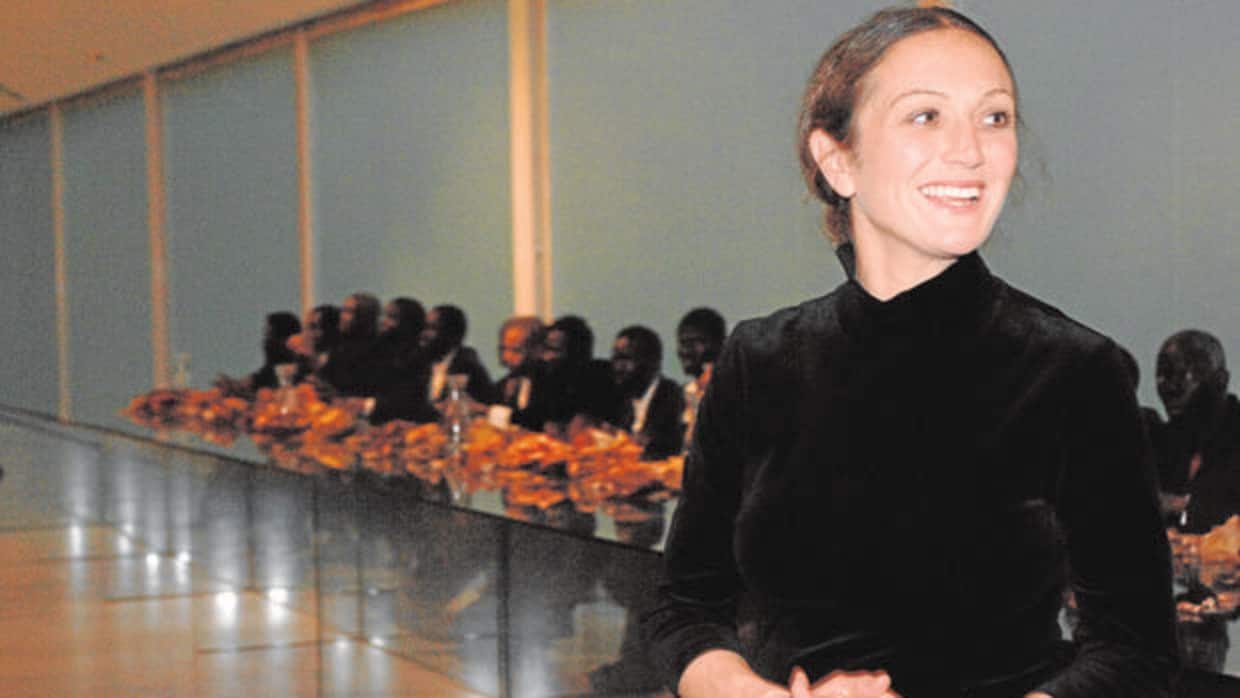 Vanessa Beecroft sentó a comer en una mesa en Milán a 20 inmigrantes africanos