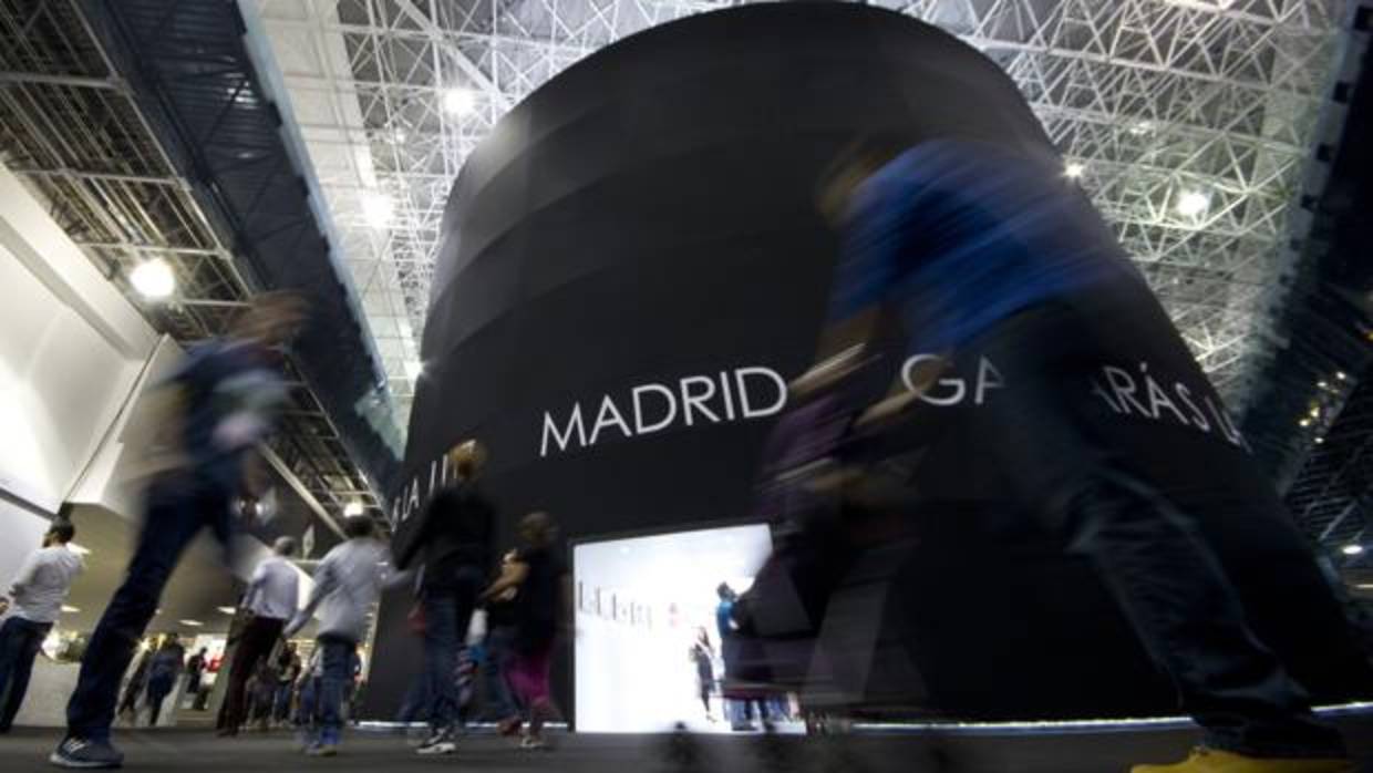 Un gran cilindro negro diseñado por el arquitecto Alberto Campo Baeza para el pabellón de Madrid