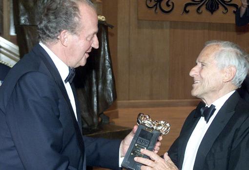 El Rey Juan Carlos entrega el premio Luca de Tena a Jean d’Ormesson en 2002