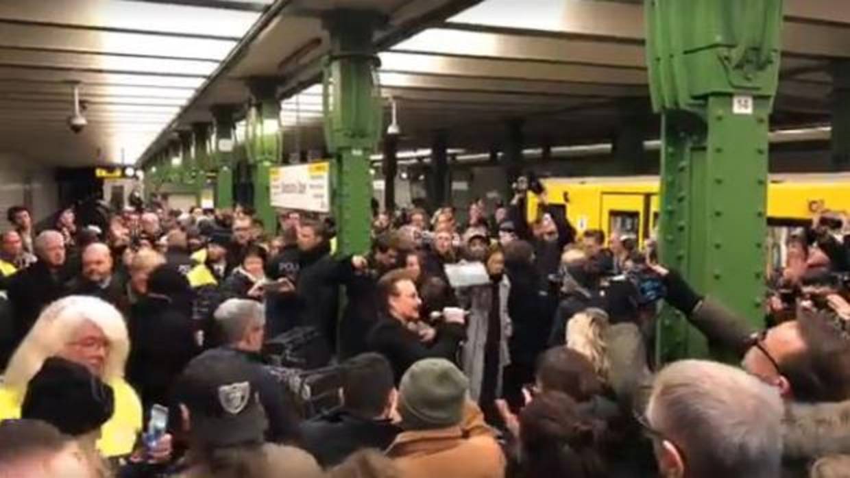 U2 pasa la gorra en el metro de Berlín