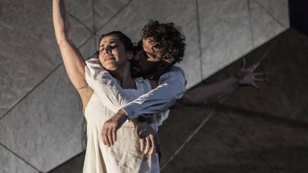 Esther Jurado y Antonio Correderas, en una escena de «Electra»