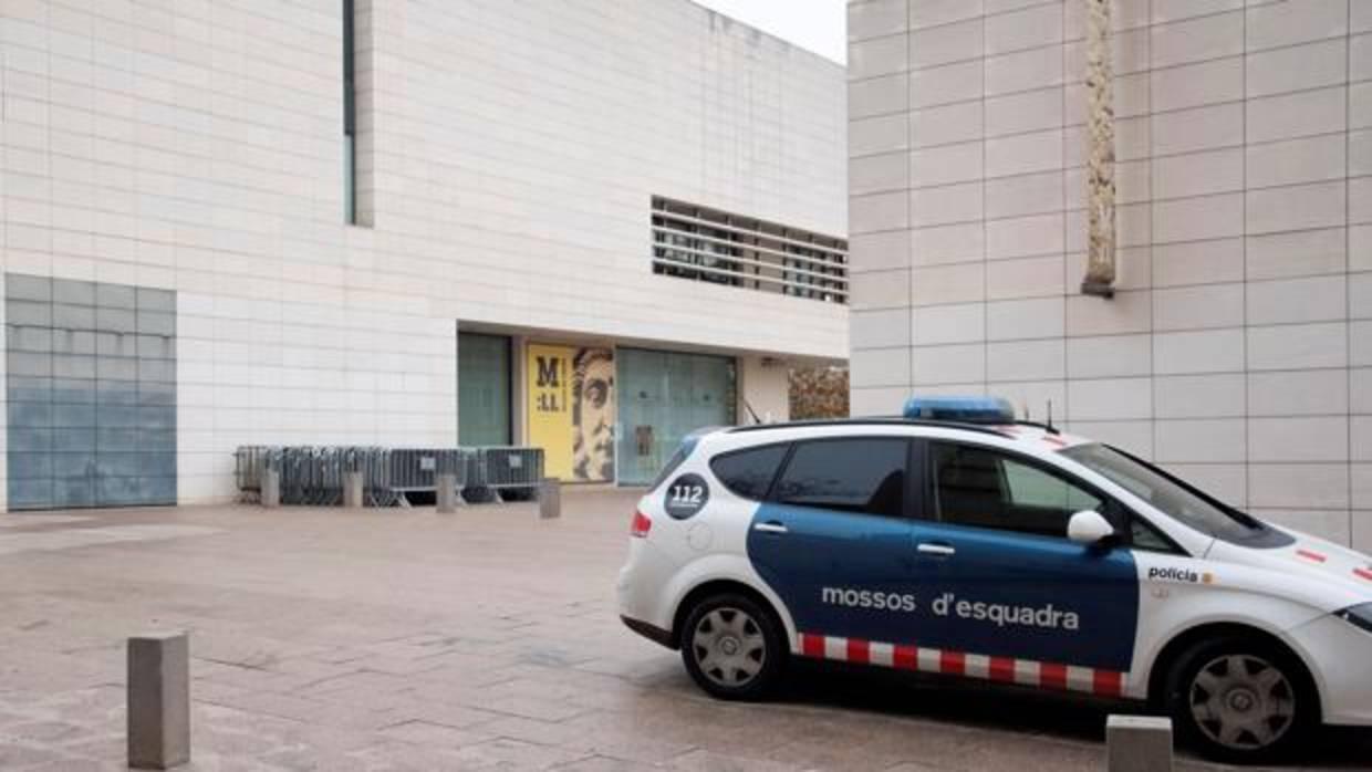 Una patrulla de los Mossos d'Esquadra y vallas, ayer frente al Museo de Lérida