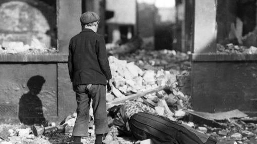 Una mujer yace muerta tras un bombardeo de una ciudad belga (1914)