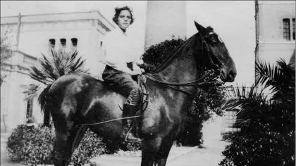 Caridad Mercader se jactaba de ser la primera mujer en montar en caballo a horcajadas, «como los hombres». Solía presentarse así en la fábrica textil de Badalona, donde la consideraban una mujer altiva a la que no le gustaba mezclarse con las obreras. Imagen de 1922