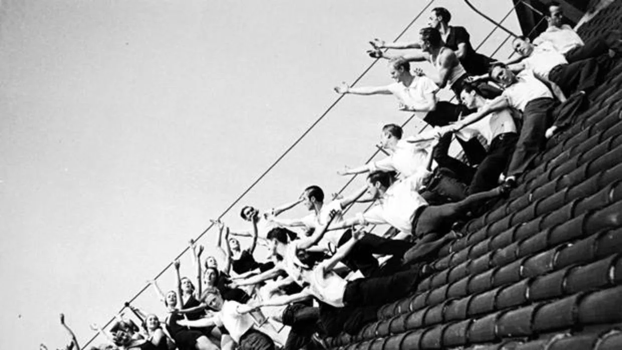 El cuerpo de baile de los Ballets Russes de Montecarlo, en el tejado del Gran Teatro del Liceo de Barcelona