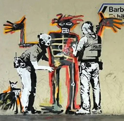 Unos policías registran a uno de los personajes que habitan en un cuadro de Basquiat
