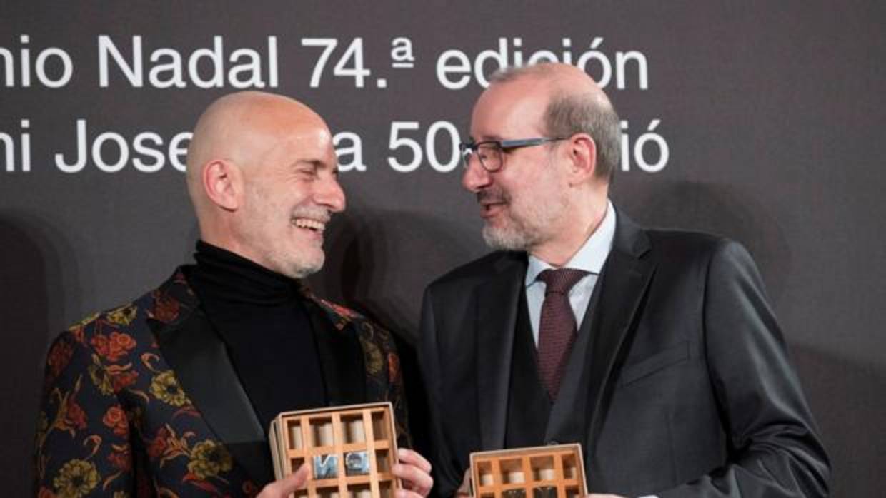 Alejandro Palomas posa con el premio junto al periodista Antoni Bassas