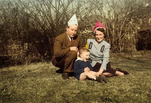 Richard Ford fotografiado con sus padres, Parker y Edna, siendo un niño