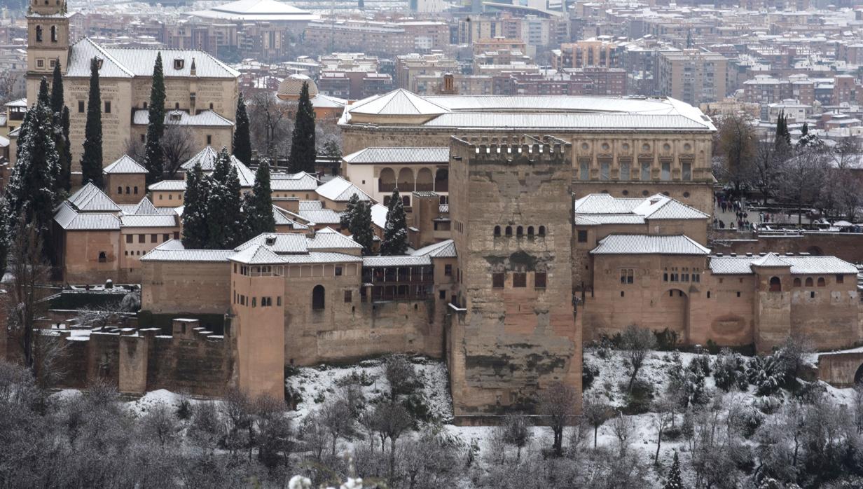 Vista general de la Alhambra de Granada, que ha recibido una intensa nevada