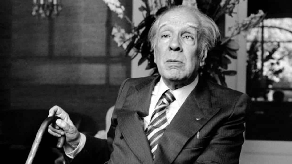 Borges fotografiado en París en 1979, cuando ya bromeaba con sus nominaciones al Nobel, que habían empezado en 1956