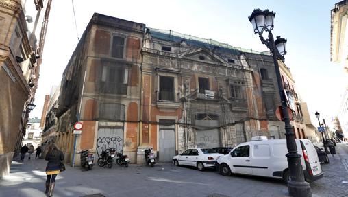 Fachada de la Casa de la Moneda, actualmente en restauración