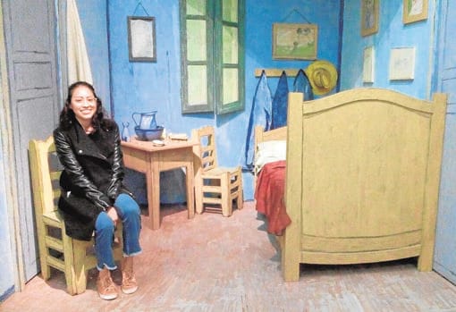 Van Gogh pintó de rojo el edredón de su cama en el lienzo «El dormitorio en Arlés», de 1888, considerado uno de los últimos grandes cuadros en los que quedan restos de la grana cochinilla. El dormitorio se ha recreado en la muestra