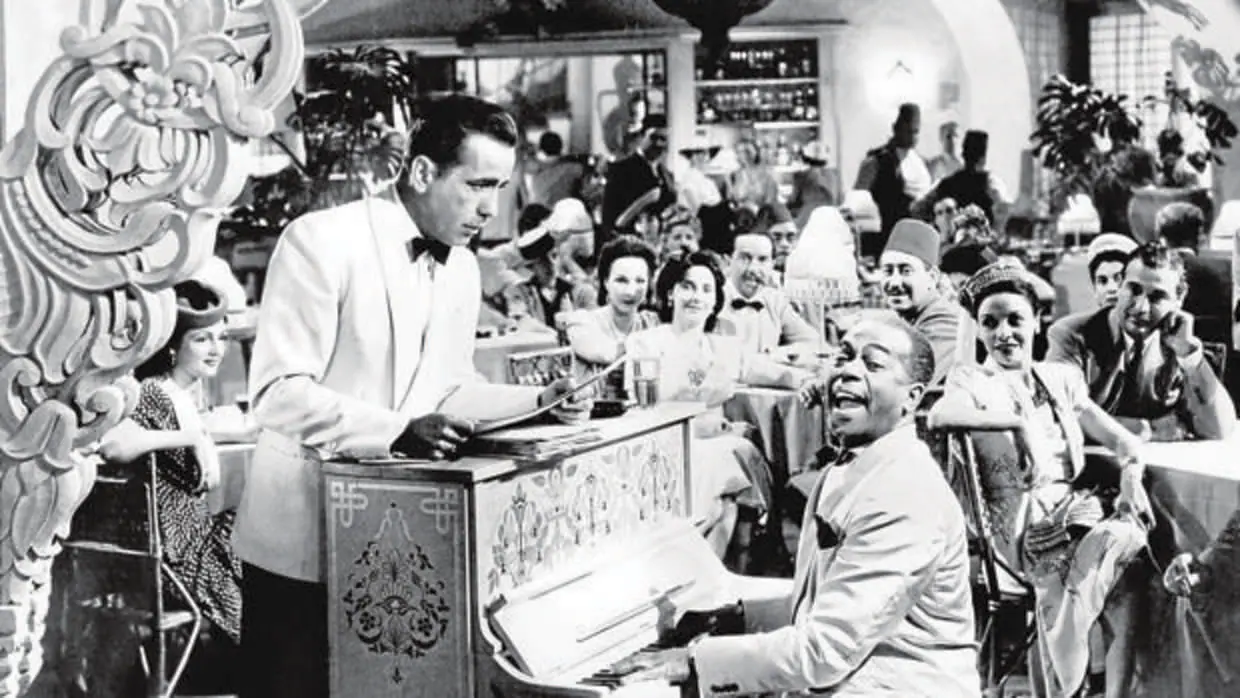 Humphrey Bogart, en una mítica escena de «Casablanca»