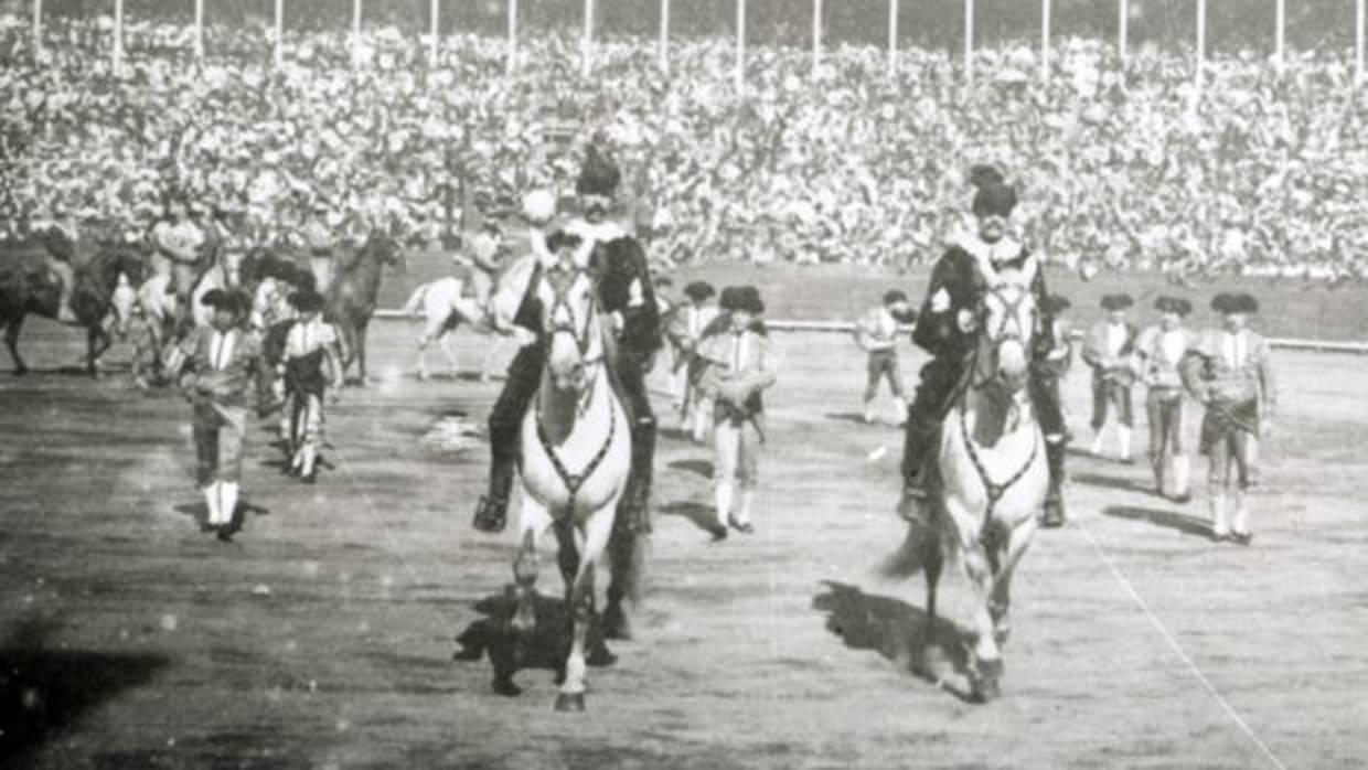 Paseíllo en la plaza de toros de la Barceloneta