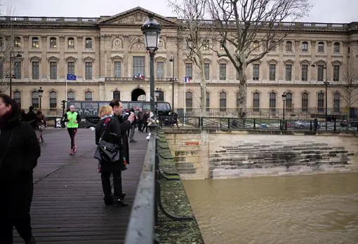 Así es la espectacular crecida del río Sena que ha obligado a cerrar el Louvre de París